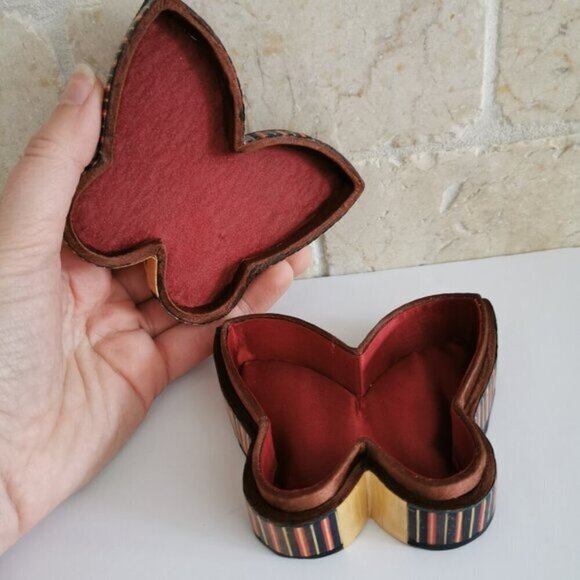 Butterfly Storage Box Inlaid Handwoven Straw Retro Jewelry Box Red Fabric Lined - Picture 8 of 11